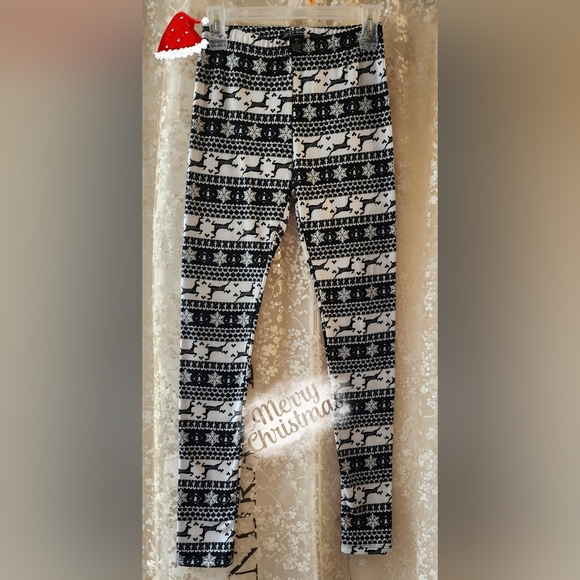 "Just One" Women's Super Soft Reindeer Leggings Black and White Med. NWOT - Picture 2 of 9